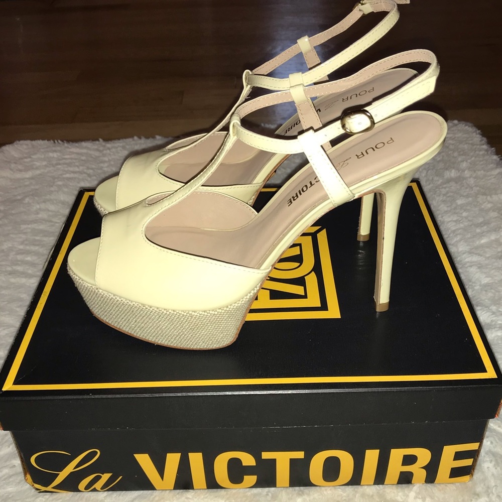 Pour La Victoire Platform TStrap Sandals Eggshell8